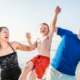 Rechtsschutz: Familie am Strand, heben ihren Sohn glücklich hoch.